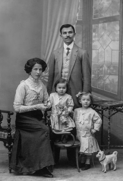 Family photo genealogy.jpg